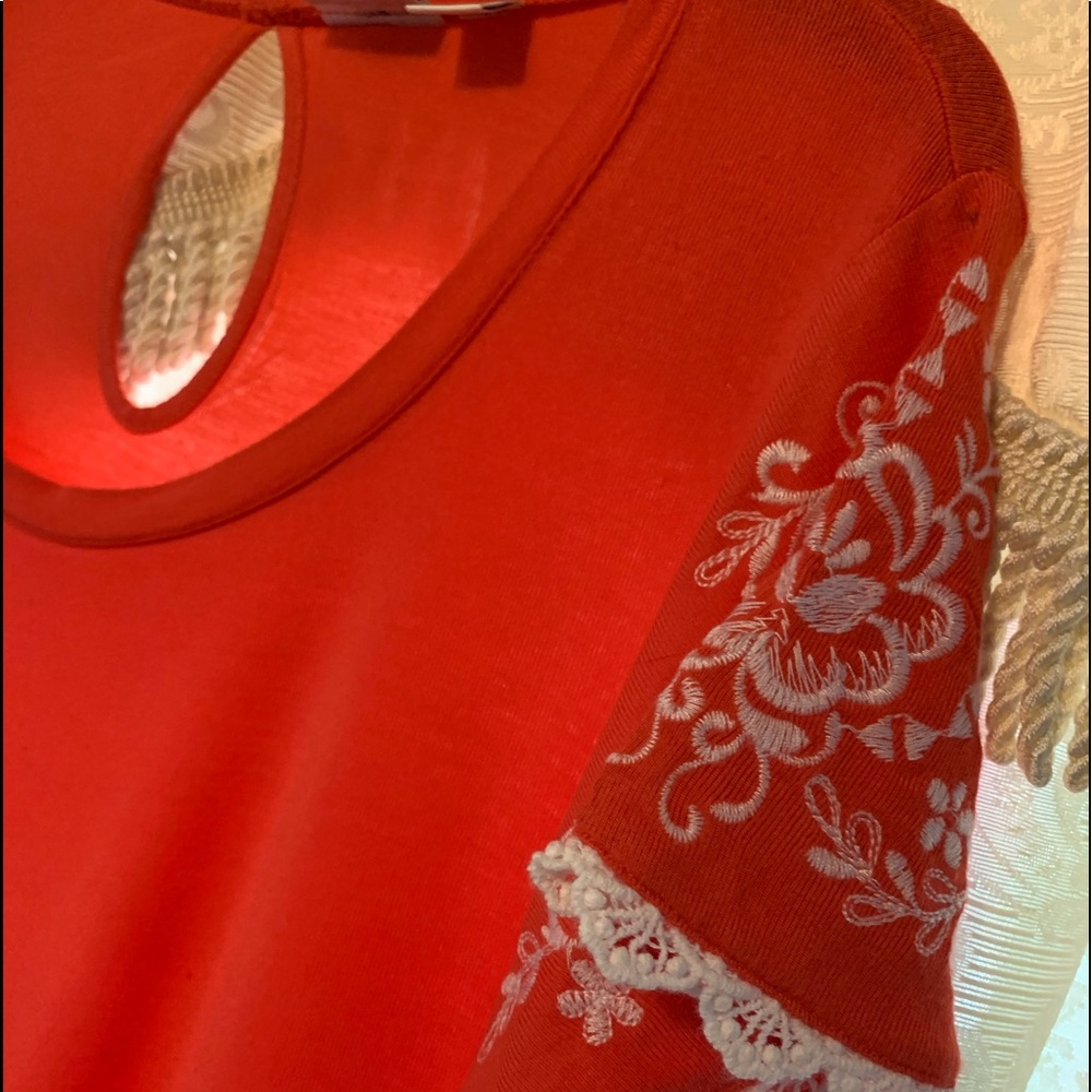 NEW Lovely Blouse With Embroidered Detail (M) 🧡